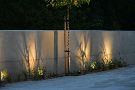 Dekorativní osvětlení betonové zdi zahradními LED reflektory 