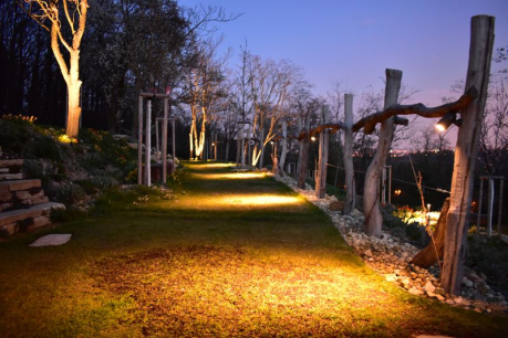 Osvětlení cesty v zahradě, zahradní reflektor Castor Lightpro 