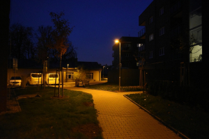 Osvětlení přístupových chodníků LED svítidly s PC Amber v Praze Komořanech 