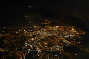 Pohled na osvětlenou zem z letadla 