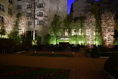 Venkovní osvětlení hotelové zahrady v Praze 