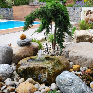 Zahradní fontána přírodní kámen s pítkem 