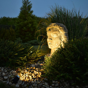 Zahradní osvětlení sochy v zahradě