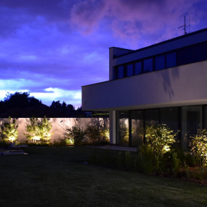Zahradní osvětlení u moderního rodinného domu 