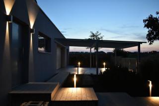 Moderní osvětlení fasády a přístupové cesty k domu - časopis DESIGN Home & Garden