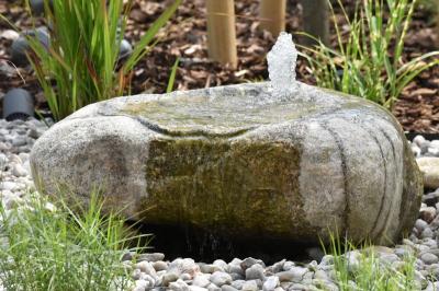 zahradní fontána přírodní vrtaný kámen pítko