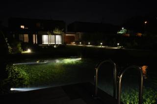osvětlená zahrada holas lighting