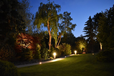 Dekorativní osvětlení zahrady vzrostlých stromů 