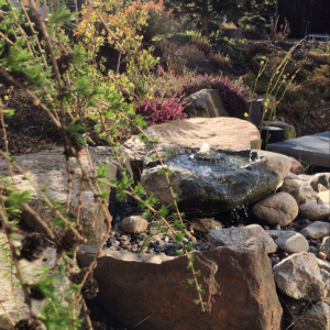 hotová zahradní fontána s pítkem z přírodního kamene 