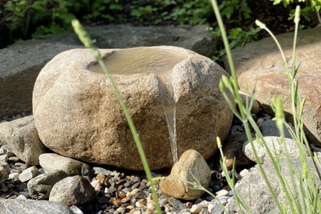 Kámen, který ukryl v sobě pramen - fontána s pítkem. Autor Václav Holas. 