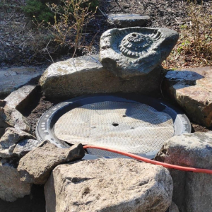 napuštění vody do laminátové nádrže pro venkovní fontánu 