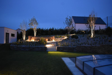 Realizace osvětlení zahrady - kombinace stojacích svítidel BEGA na 230V a dekorativního osvětlení Lightpro 12V 