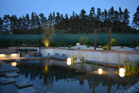Svítící plovoucí koule Epstein Design, dekorativní osvětlení zahrady s jezírkem 
