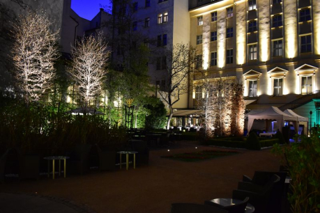 Venkovní dekorativní osvětlení 12V u hotelové zahrady 