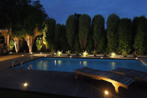 Zápustná svítidla v dřevěné terase u bazénu 
